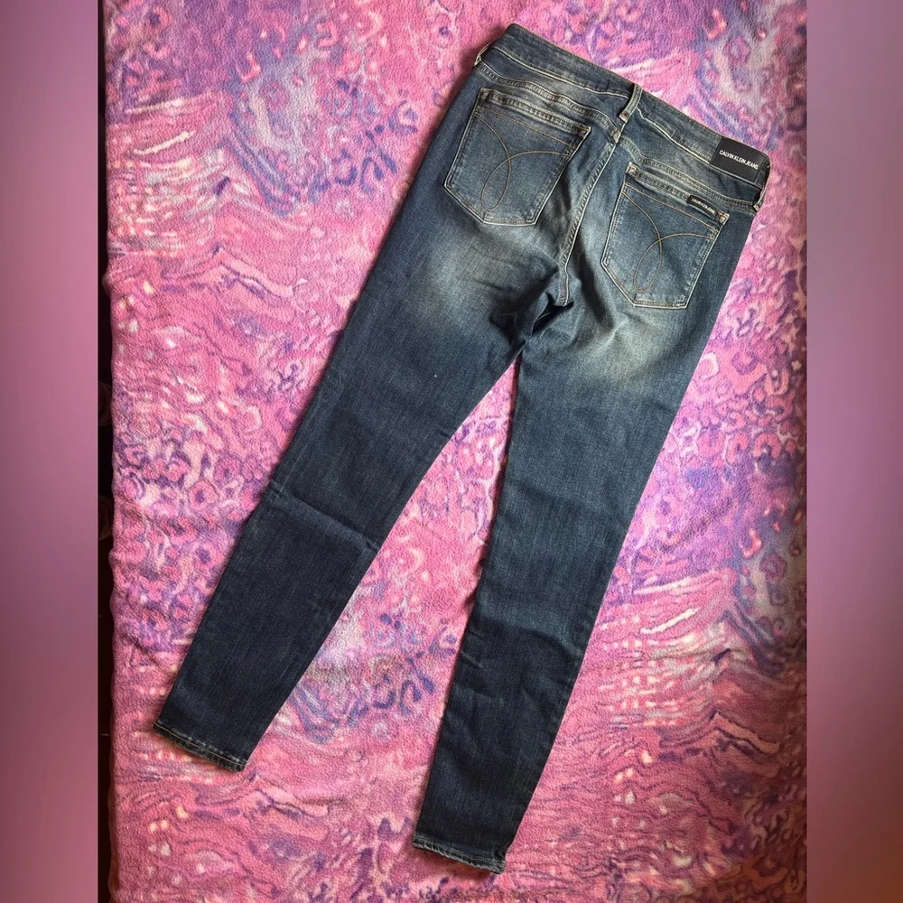 NWT- Calvin Klein Jeans- Mid Rise Skinny Distressed Jeans- 28x30 - Picture 7 of 8